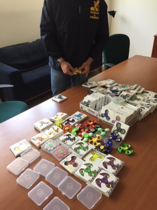 Sequestrati 2.500 fidget spinner provenienti dalla Cina
