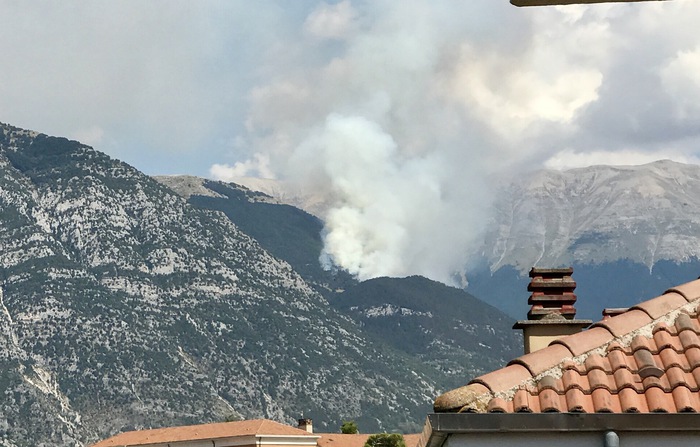 Fiamme sul Morrone a Passo San Leonardo, canadair in azione