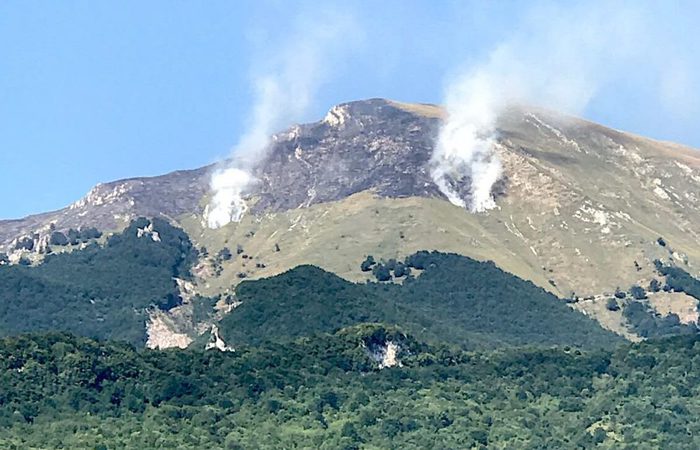 Farindola: ancora fiamme sul monte Siella, versante pescarese del Gran Sasso