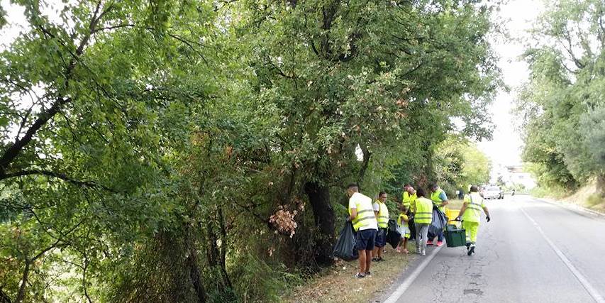 A Fossacesia volontari ripuliscono la strada provinciale assieme a Ecolan, grandi e piccini raccolgono mezza tonnellata di rifiuti