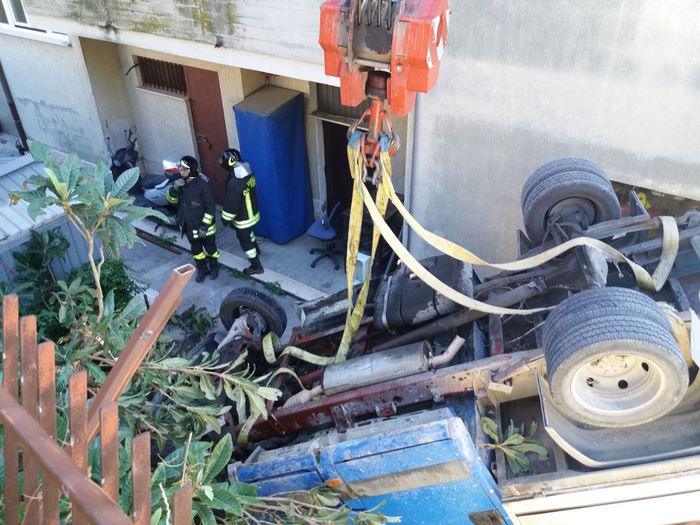 Furgone si sfrena e finisce nel cortile di un’abitazione, nessun ferito