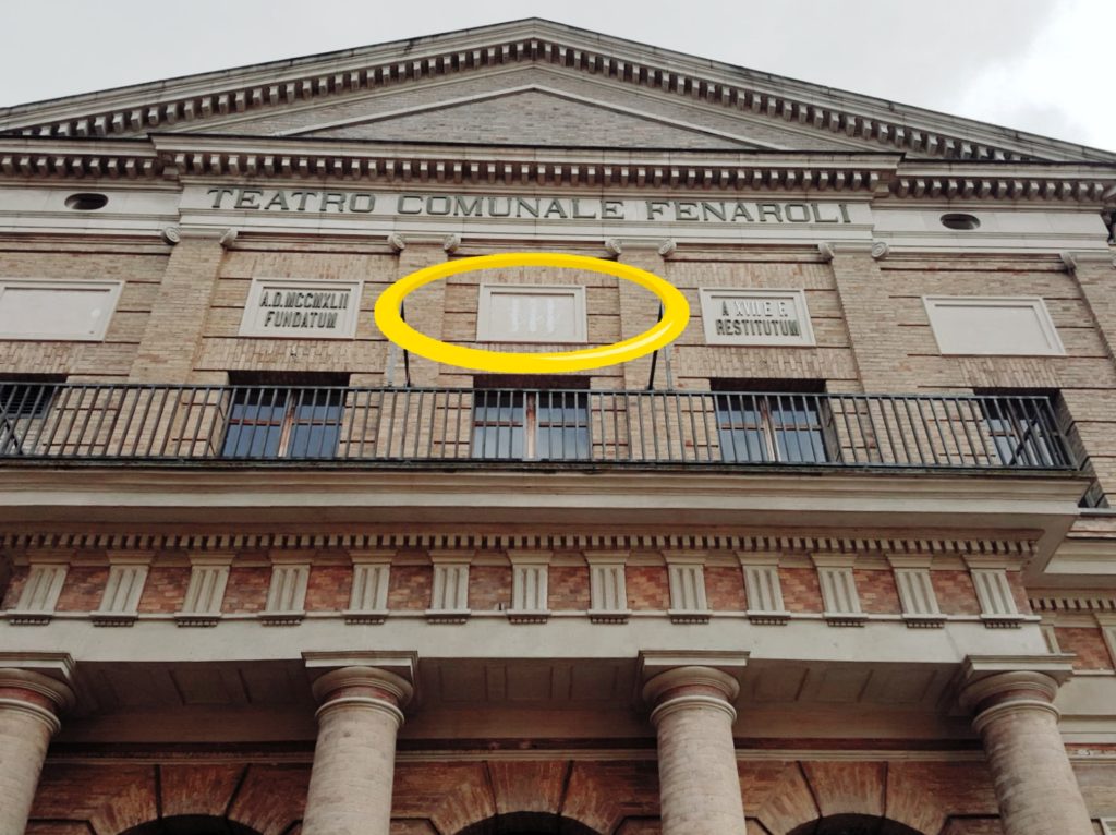 Lanciano, rimossi i fasci littori dal teatro Fenaroli