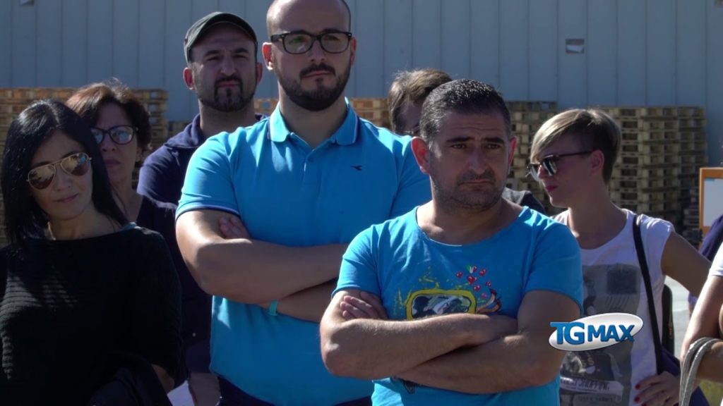 Digos ai lavoratori in presidio davanti alla Travaglini, lasciate uscire i cassoni della Honeywell