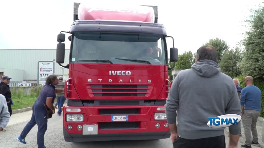 Vertenza Honeywell: presidio davanti al magazzino dei turbo compressori in Val di Sangro, “da qui non escono”