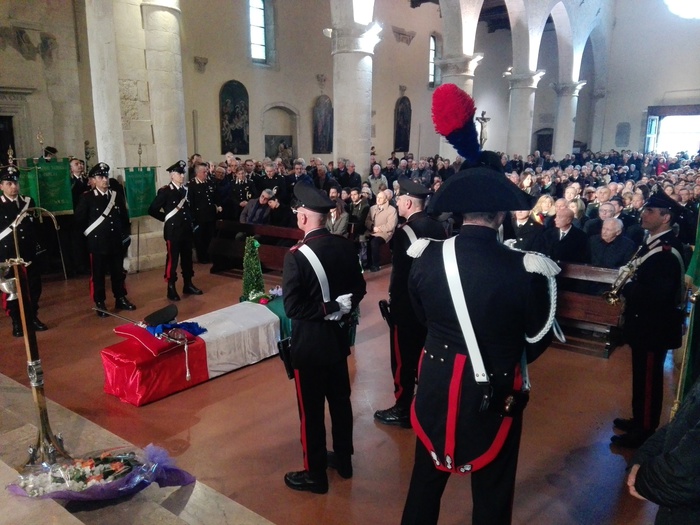 Celebrati i funerali di Guido Conti a Sulmona, inchiesta su istigazione al suicidio