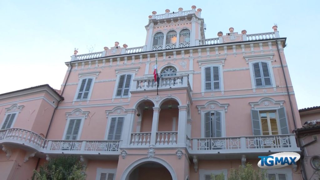 Dal rosso al rosa originario, ecco come è cambiato lo storico palazzo De Giorgio