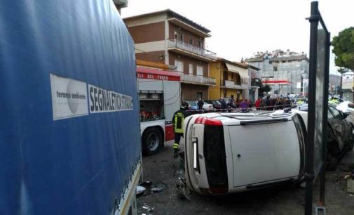 Malore del conducente, furgone travolge auto a Teramo