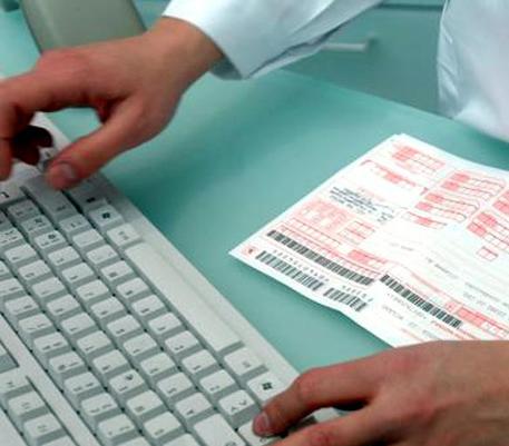 Ortopedico sospeso, prometteva visite senza ticket in cambio di acquisto medicinali dal figlio