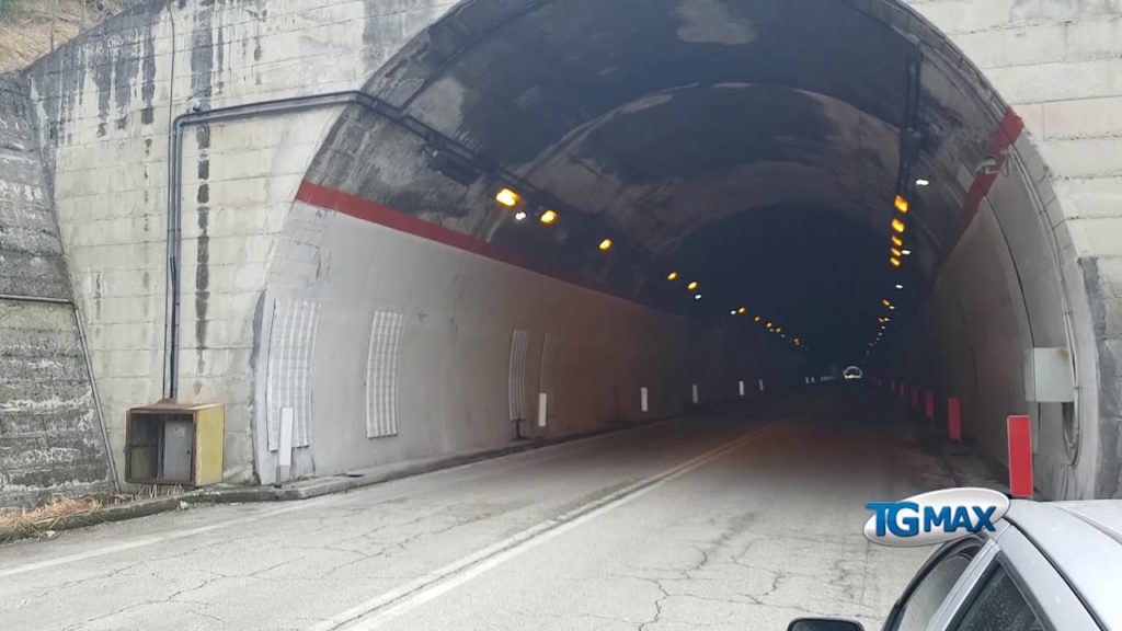 Ubriaco alla guida, provoca incidente con bus: denunciato dai carabinieri