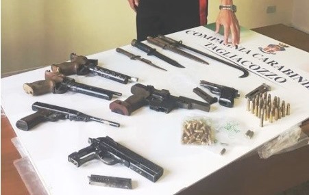 Carsoli: picchia la moglie e spara al figlio, arrestato 54enne che aveva un arsenale