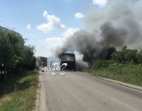 Autobus a fuoco a Poggiofiorito, un automobilista fa cenno all’autista che si ferma e fa scendere i passeggeri