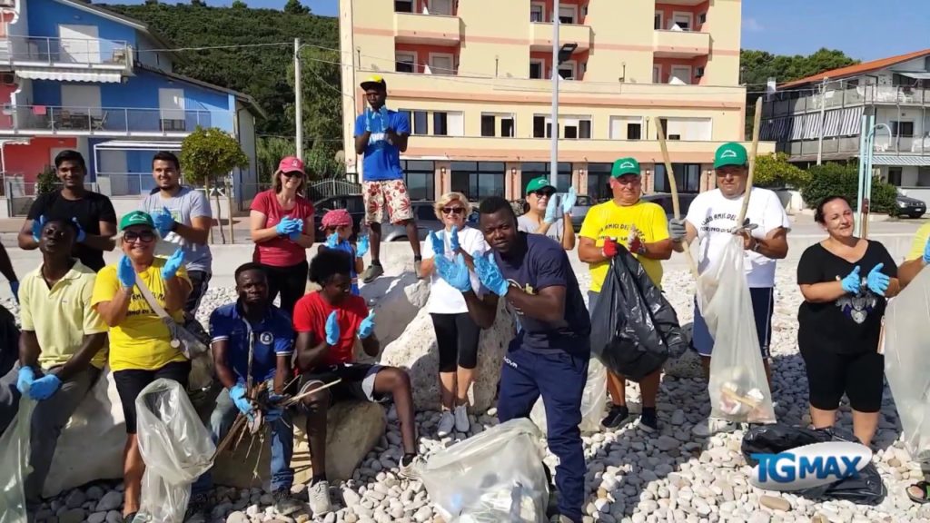 Costa dei trabocchi: migranti puliscono la spiaggia di Torino di Sangro