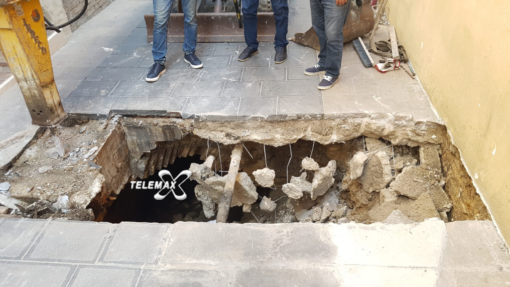 Via Corsea chiusa al traffico: voragine sotto la strada, crollata parete della antica fogna