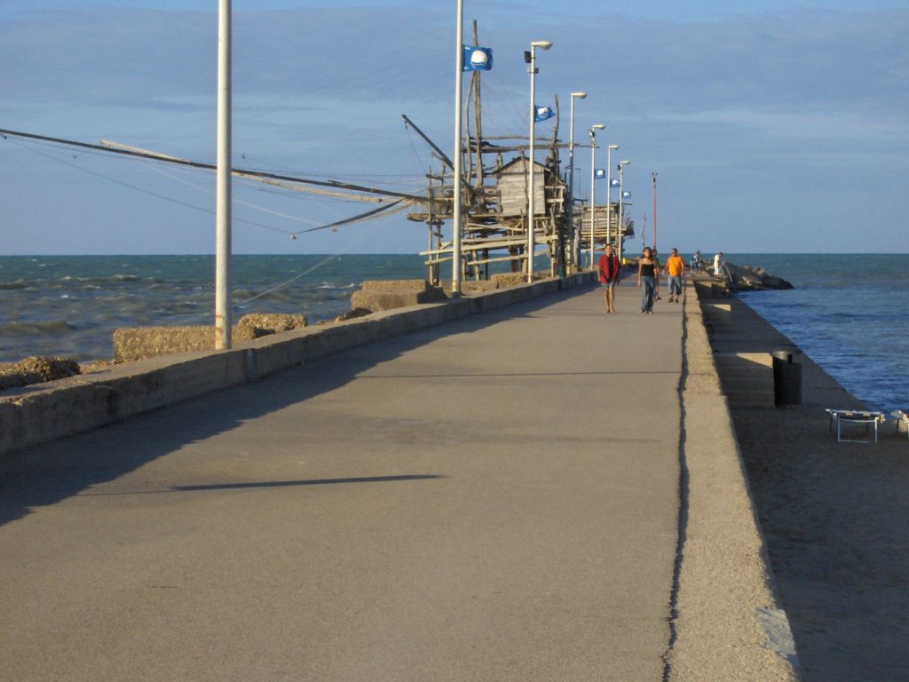 San Vito Chietino: donna di Lanciano cade in mare, è grave
