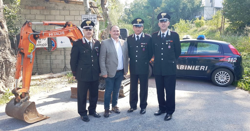 Casoli: i carabinieri restituiscono l’escavatore rubato al Comune