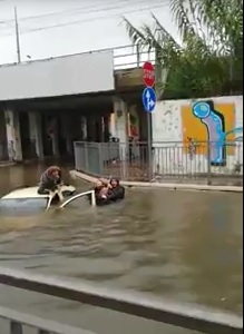 Amilcare, Flavio e Luca salvano una donna bloccata nell’auto sommersa dall’acqua a Francavilla al mare