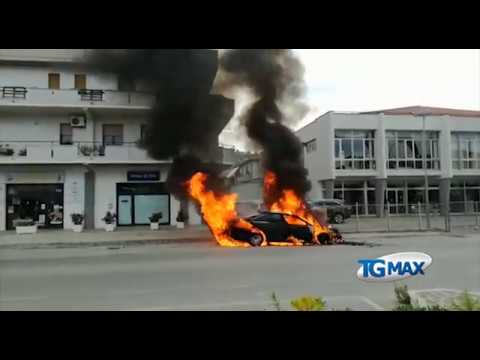 Silvi: auto a fuoco sulla Statale 16