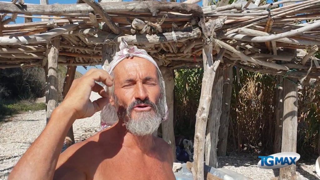 Torino di Sangro: una torre con tronchi e rami depositati a riva dal mare