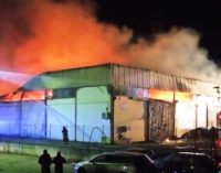 Incendio deposito merci a San Salvo, fiamme domate all’alba
