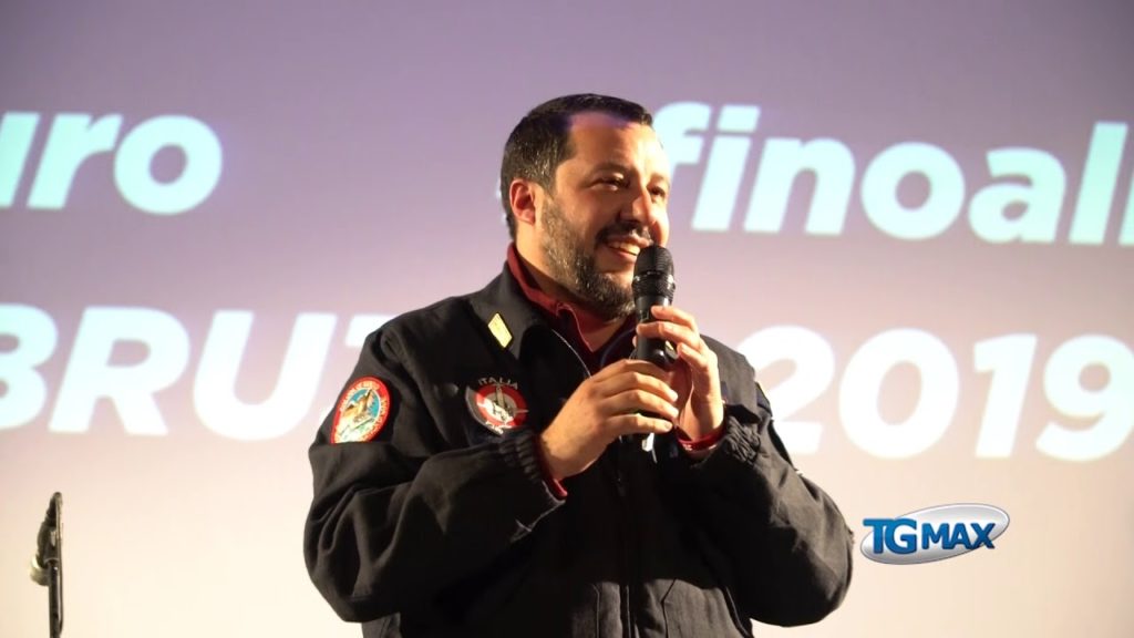 Salvini accolto come una star a Lanciano, dopo il comizio tutti in fila per il selfie