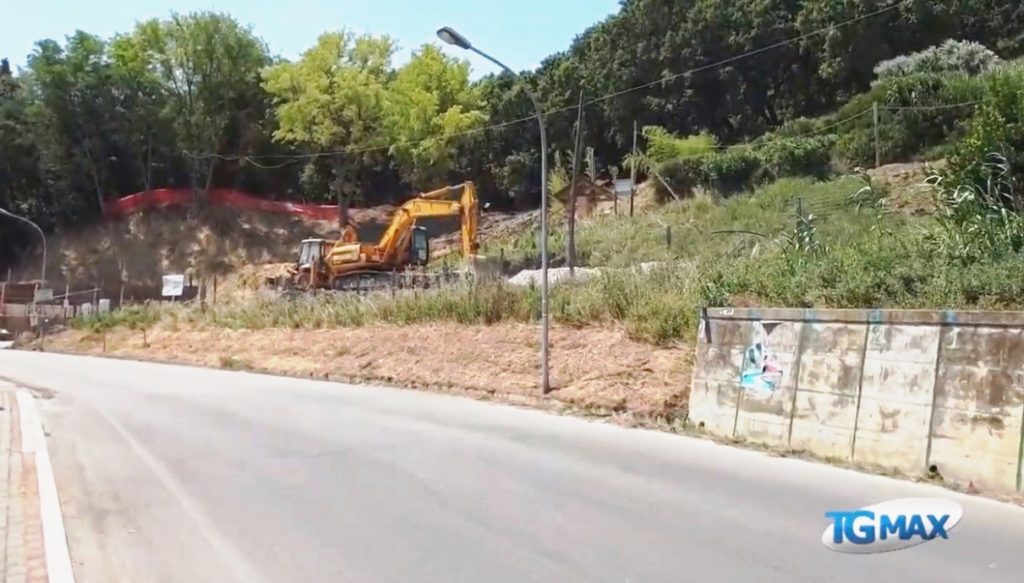 Fossacesia: sbancato un costone per realizzare la strada d’accesso ad una villa privata