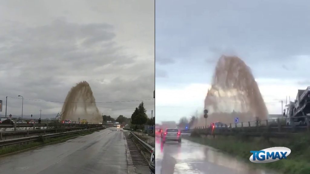 Si rompe la conduttura del Consorzio di bonifica, colonna d’acqua alta 10 metri invade la strada