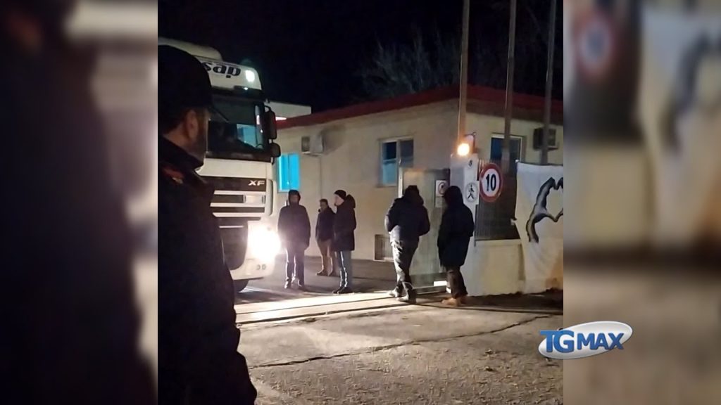 La polizia da Chieti sgombera nottetempo il presidio alla Faist di Lanciano e scorta i tir verso l’Umbria