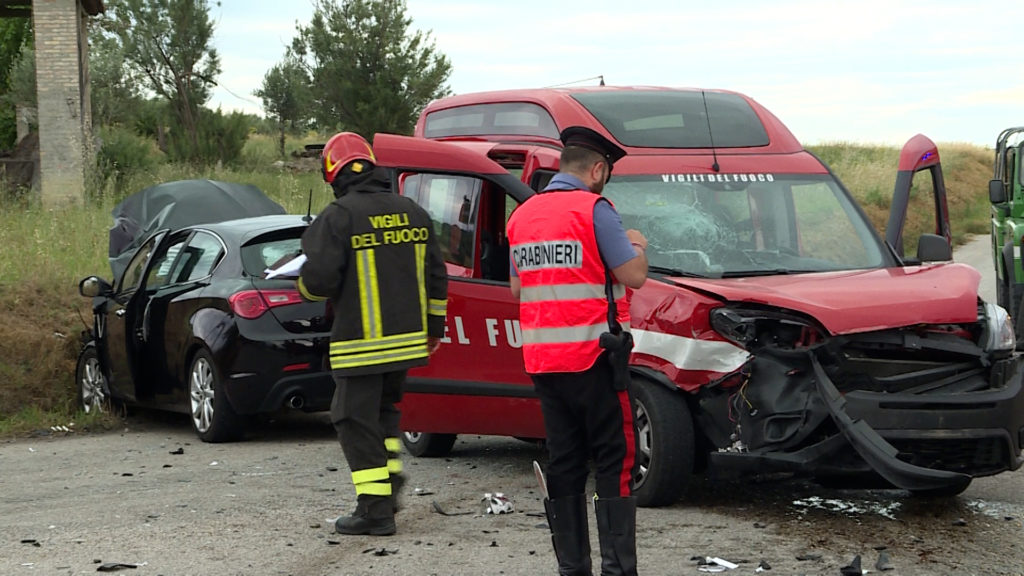 Casoli: incidente stradale a Guarenna con i vigili del fuoco, tre feriti