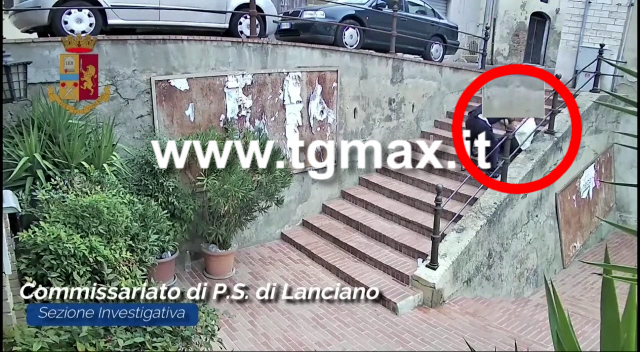 Lanciano: rapina 80enne disabile e lo fa cadere sulle scale in centro storico, arrestato