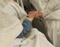 Insieme da 54 anni, si tengono per mano nel reparto Covid-19 di Atessa