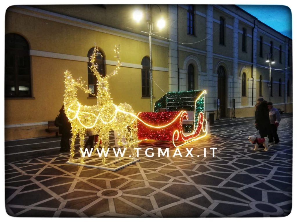 Lanciano: piace la slitta sul corso presentoso, polemiche per la sfera con Natività sul sagrato della cattedrale