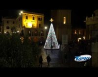 Lanciano: acceso l’albero di Natale ecosostenibile in piazza Plebiscito, è alimentato a energia solare
