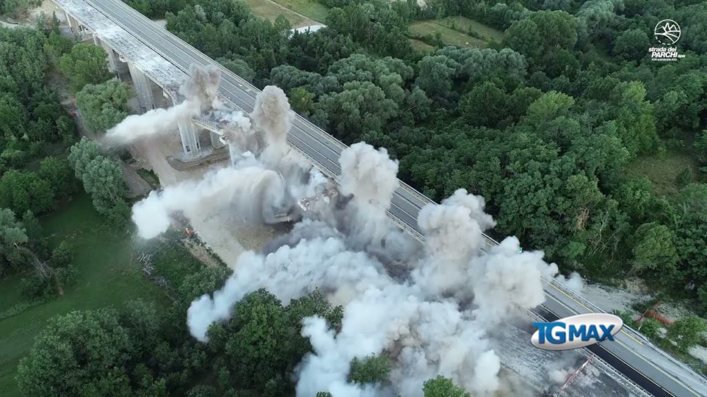 A24: le immagini spettacolari dell’abbattimento controllato di metà viadotto Fornaca