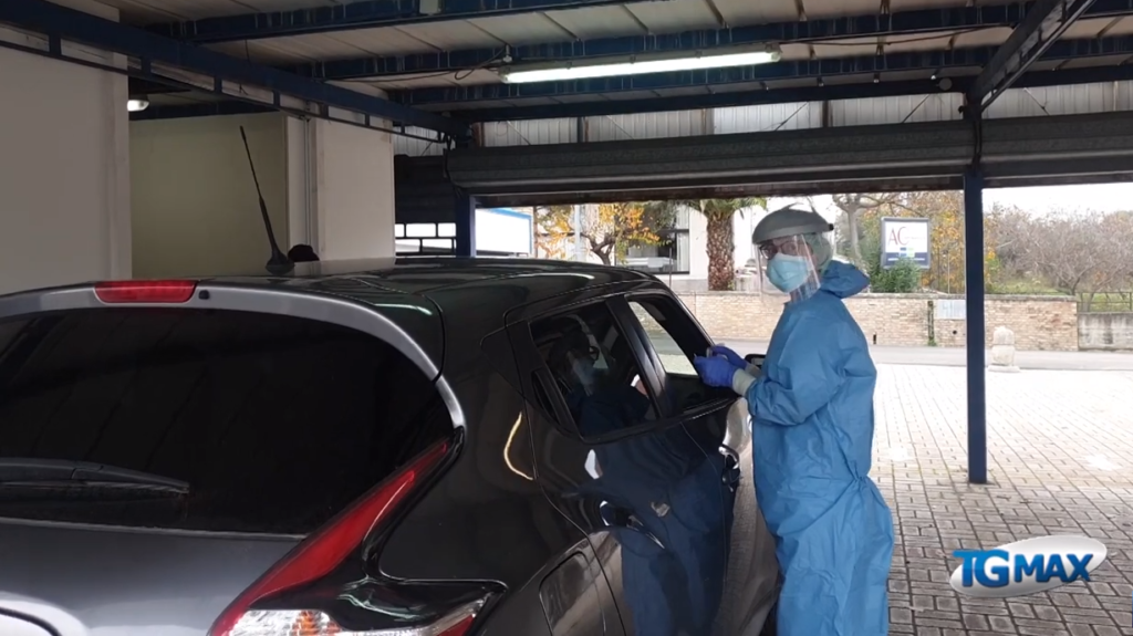Lanciano: code di ore al drive in dei tamponi molecolari