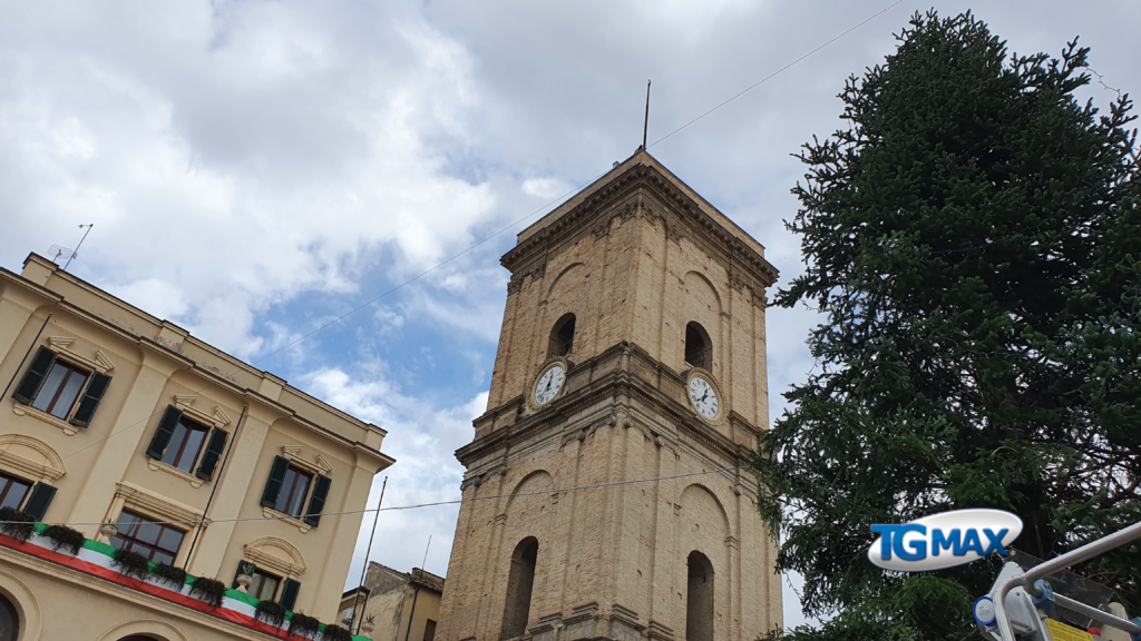 Lanciano: Aruffo, prima assembriamo i bimbi per la foto con gli assessori sotto l’albero e dopo li sottoponiamo a tampone?