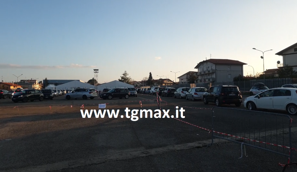Ressa al drive-in di Lanciano: centinaia di auto in coda per ore, bambini infreddoliti e anziani sfiniti