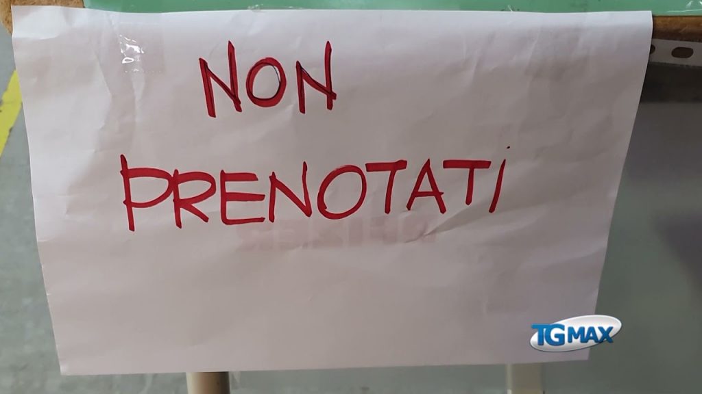 Lanciano: vaccini, assalto dei non prenotati al Pala Masciangelo