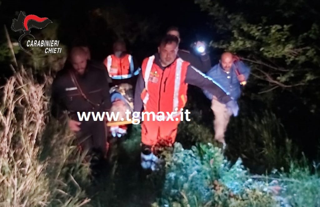Atessa: esce per asparagi ma cade in un fossato, anziano salvato dai carabinieri