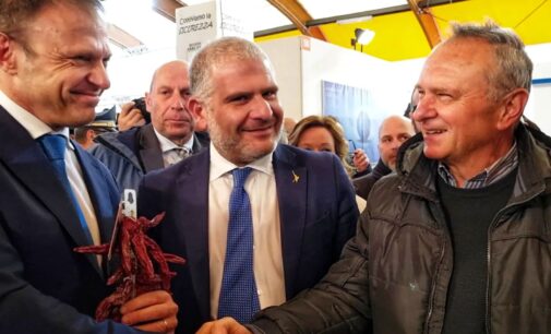 Lanciano, fiera dell’Agricoltura: il ministro Lollobrigida si ferma allo stand del peperone dolce di Altino