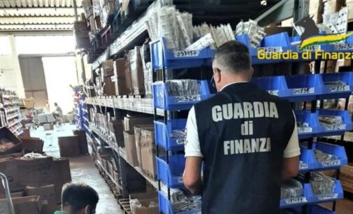 Sequestro di 260 mila articoli falsi in Abruzzo, il laboratorio era nelle Marche