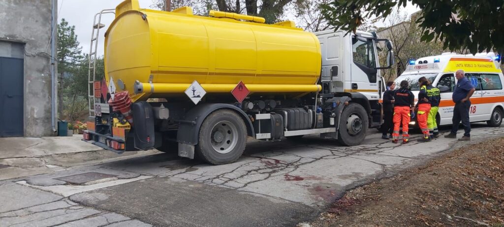 Montazzoli, autocisterna in manovra investe 84enne