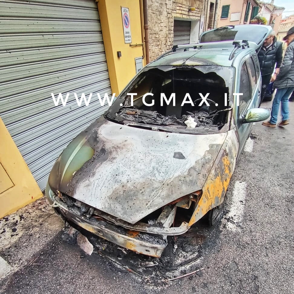 Lanciano, auto incendiata in centro