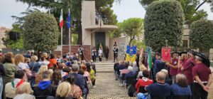 Cittadini, studenti, autorità e gonfaloni davanti al monumento agli Eroi Ottobrini in piazza Martiri Lancianesi a Lanciano