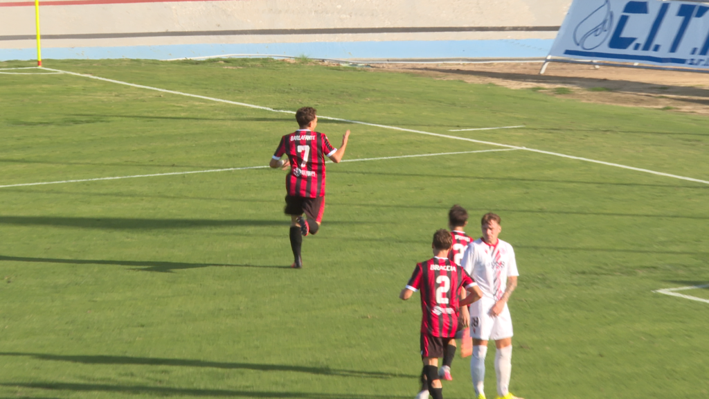 Barlafante esulta dopo il gol del 3-0