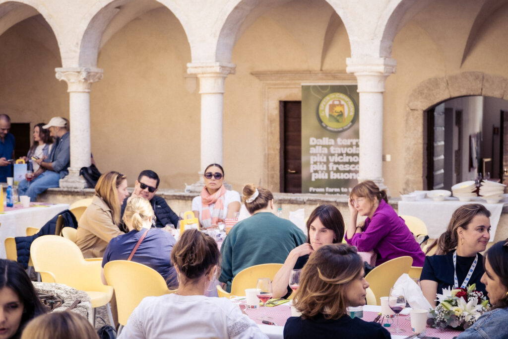 Ospiti del Prix Italia a pranzo nel chiostro del convento di Navelli, accolti da CIA Abruzzo