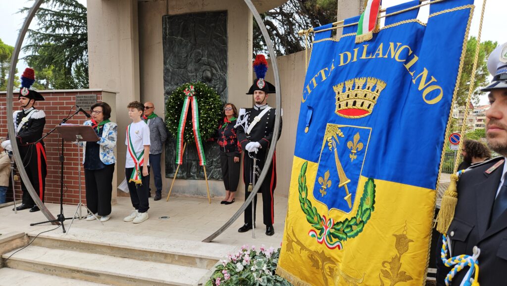 Lanciano ricorda gli Eroi Ottobrini: corteo e studenti per l’83° anniversario della Rivolta Cerimonia per gli Eroi Ottobrini davanti al monumento di piazza Martiri Lancianesi con il gonfalone di Lanciano e i carabinieri in alta uniforme