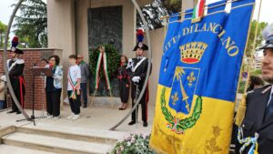 Cerimonia per gli Eroi Ottobrini davanti al monumento di piazza Martiri Lancianesi con il gonfalone di Lanciano e i carabinieri in alta uniforme