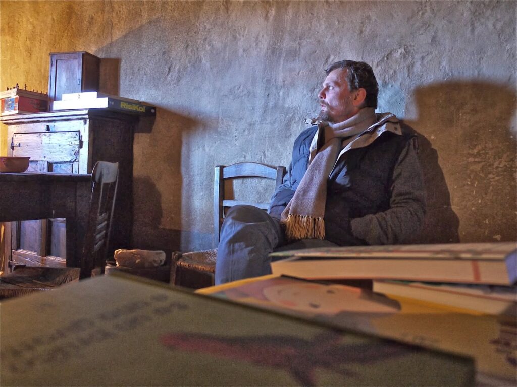 Daniele Kihlgren in una stanza in pietra di Sextantio, tra libri e arredi d’epoca