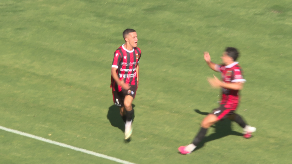 De Giosa esulta dopo il gol dell'1-0 contro la K-Sport Montecchio Gallo