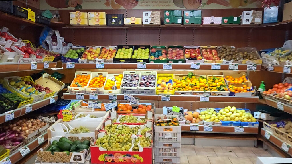 Scaffali della frutta in un negozio di ortofrutta durante lo sciopero dei Tir: mele, pere, arance, mandarini, kiwi, uva e avocado